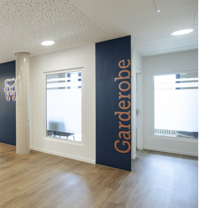 Praxisraum mit Aufschrift Garderobe