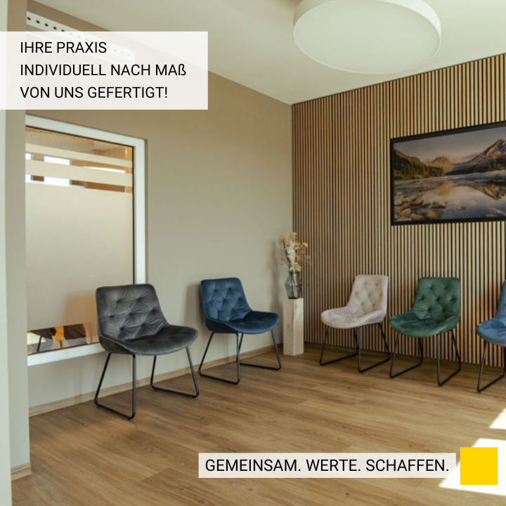 Praxiseinrichtung mit Holzverkleidung und verschiedenfarbigen Stühlen