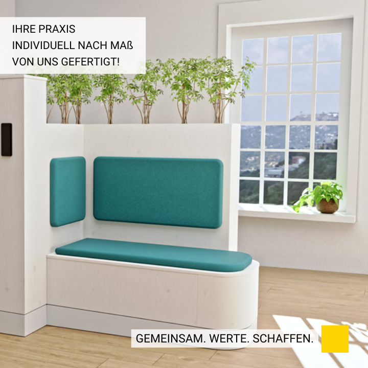 Wartebereich mit Sitzmöglichkeit blaue Polster