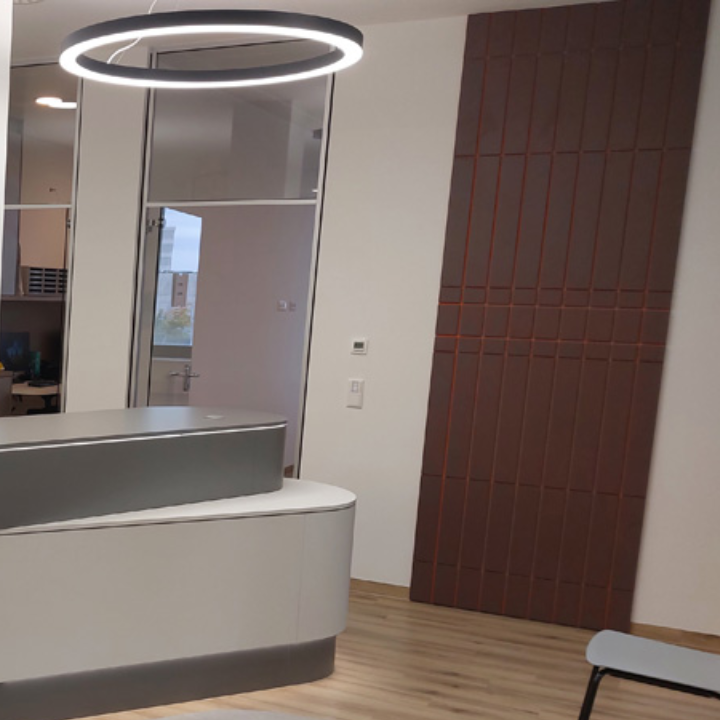 Praxiseinrichtung mit zwei Pendelleuchten